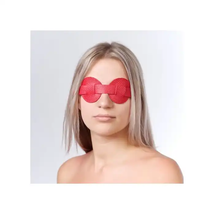 Красная кожаная маска на глаза для эротических игр - BDSM accessories. Фотография 2.