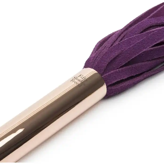 Фиолетовая плеть Cherished Collection Suede Flogger - 63,5 см - Fifty Shades Freed. Фотография 5.