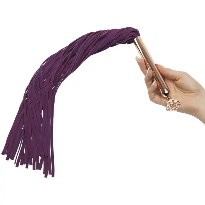 Фиолетовая плеть Cherished Collection Suede Flogger - 63,5 см - Fifty Shades Freed. Фотография 6.