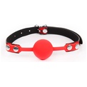 Красный кляп-шарик с черным регулируемым ремешком