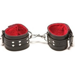  Чёрные кожаные наручники X-Play с красным мехом внутри 