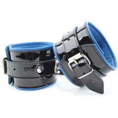  Чёрные лаковые наручники с синим подкладом 
