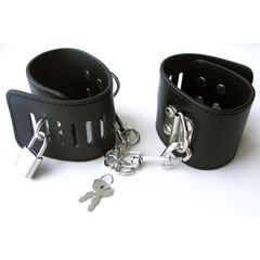  Черные наручники с на цепочке с карабинами и замочками 