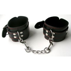  Черные наручники с застежкой на карабинах 
