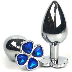  Серебристая анальная втулка с клевером из синих кристаллов 9 см 