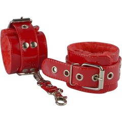  Красные лаковые наручники с меховой отделкой 
