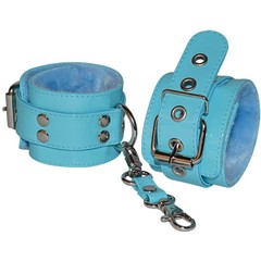  Голубые лаковые наручники с меховой отделкой 