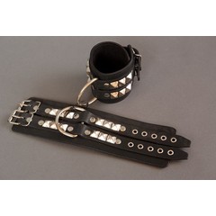  Широкие чёрные наручники с квадропуклями 