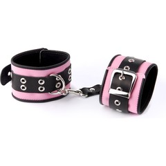  Розово-чёрные наручники с ремешком с двумя карабинами на концах 