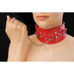  Красный кожаный ошейник с клёпками и шипами 