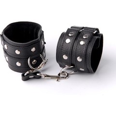  Чёрные наручники с клёпками 