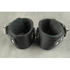  Узкие наручники с застежкой на ремне 