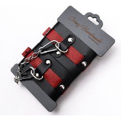  Черно-красные кожаные наручники на металлической сцепке 