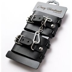  Черные кожаные наручники с ремешками 