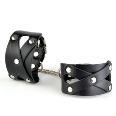  Черные кожаные наручники Цезарь с цепочкой на карабинах 
