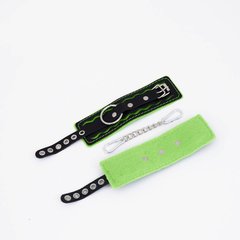 Черно-зеленые кожаные наручники с зеленой строчкой 