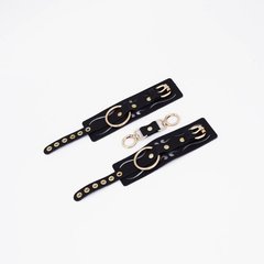  Черные кожаные наручники с золотистой фурнитурой 