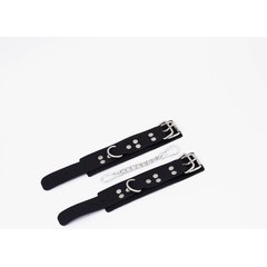  Черные кожаные наручники с регулируемыми ремешками 