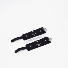  Черные кожаные наручники с хромированной фурнитурой 