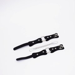  Черные кожаные оковы с кольцом 