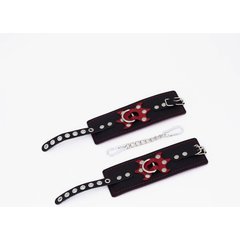  Черные кожаные наручники с красным декором и строчкой 