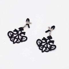  Зажимы на соски с черными кожаными подвесками 