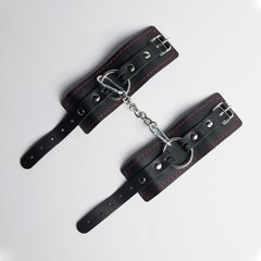  Черные кожаные наручники с красной строчкой 