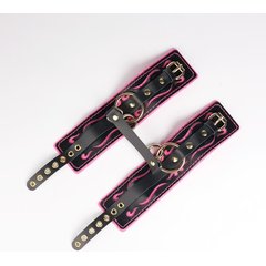  Черные кожаные оковы с розовой строчкой 