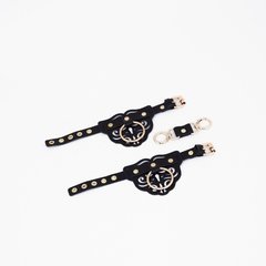  Черные кожаные наручники с клепками, кольцами и золотистой фурнитурой 