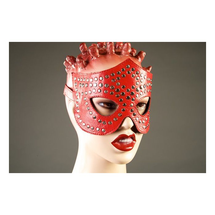 Красная маска-очки с фурнитурой в виде заклепок