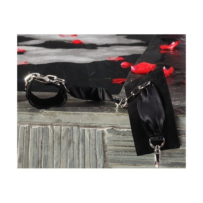 Черные шелковые наручники с цепочкой Sutra (LELO). Фотография 4.