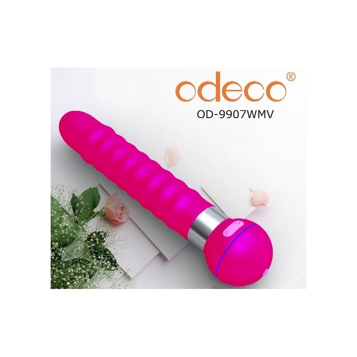 Розовый вибромассажер, вибрирующий в такт музыке