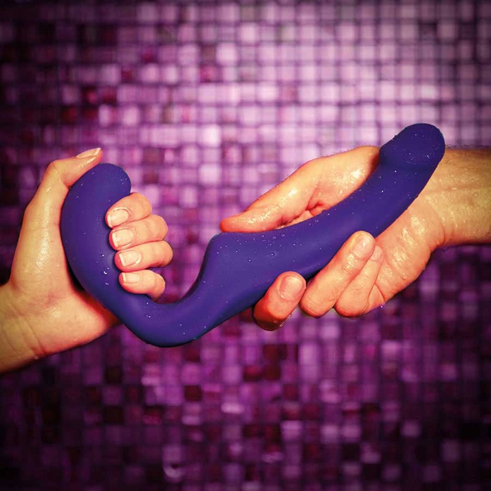 Фиолетовый безремневой страпон Share из нежного силикона. Фотография 5.