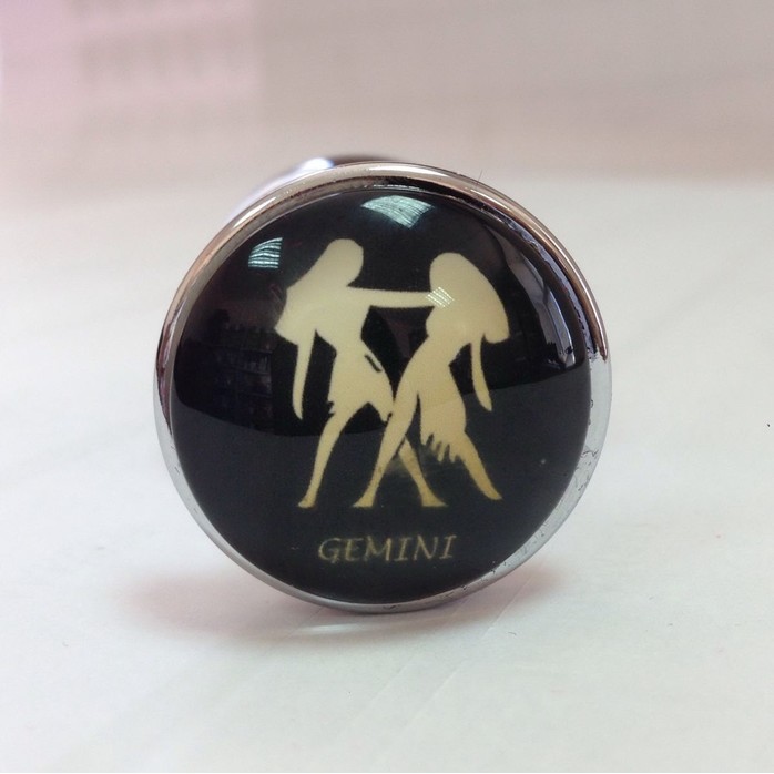 Серебристая анальная пробка со знаком зодиака - Близнецы. Фотография 3.