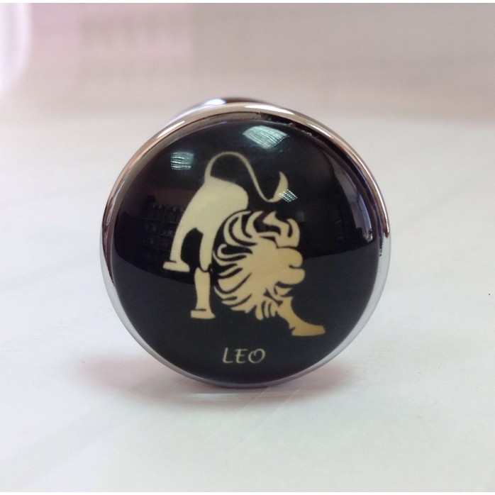 Серебристая анальная пробка со знаком зодиака - Лев. Фотография 2.