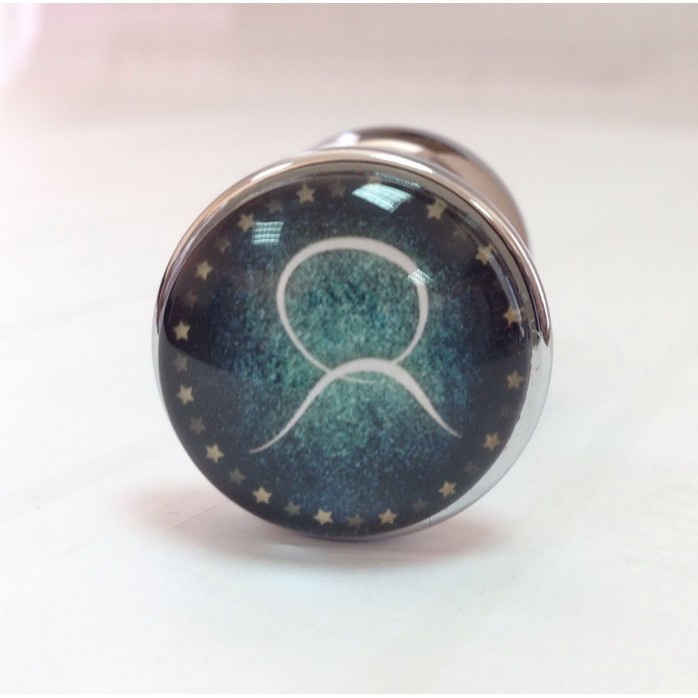 Серебристая анальная пробка с зеленым кристаллом и знаком зодиака - Телец. Фотография 3.