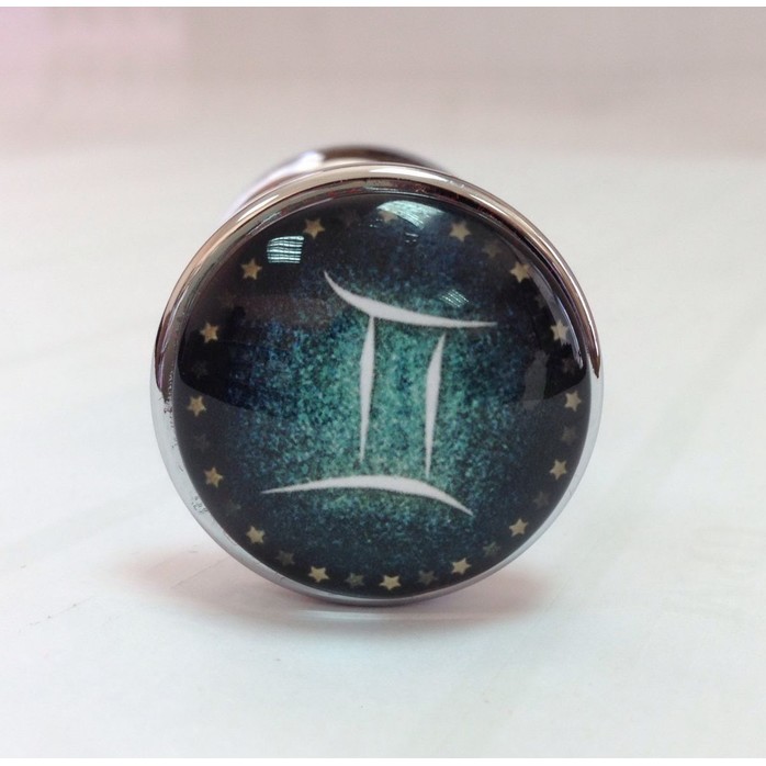 Серебристая анальная пробка с зеленым кристаллом и знаком зодиака - Близнецы. Фотография 3.