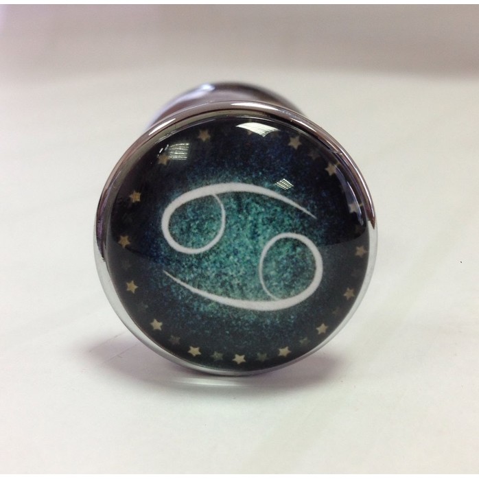 Серебристая анальная пробка с зеленым кристаллом и знаком зодиака - Рак. Фотография 3.