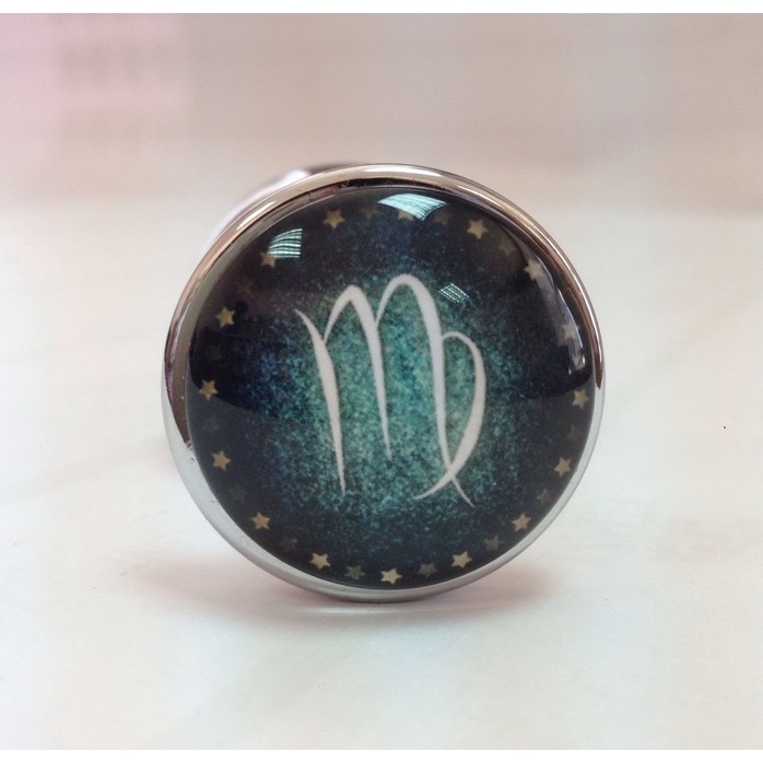 Серебристая анальная пробка с зеленым кристаллом и знаком зодиака - Дева. Фотография 3.