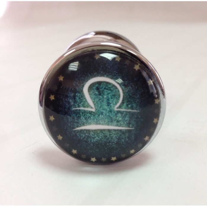 Серебристая анальная пробка с зеленым кристаллом и знаком зодиака - Весы. Фотография 3.