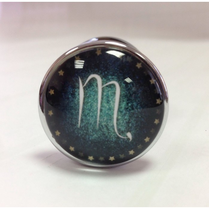 Серебристая анальная пробка с зеленым кристаллом и знаком зодиака - Скорпион. Фотография 3.