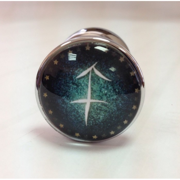 Серебристая анальная пробка с зеленым кристаллом и знаком зодиака - Стрелец. Фотография 3.