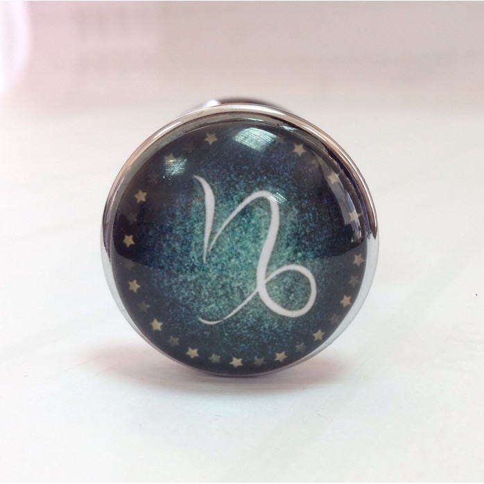 Серебристая анальная пробка с зеленым кристаллом и знаком зодиака - Козерог. Фотография 3.