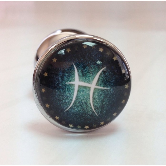 Серебристая анальная пробка с зеленым кристаллом и знаком зодиака - Рыбы. Фотография 3.