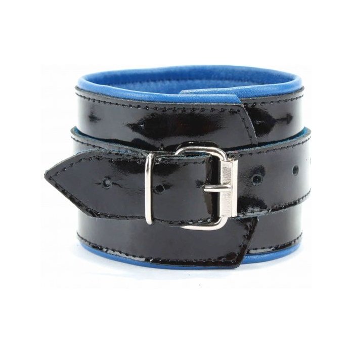 Чёрные лаковые наручники с синим подкладом. Фотография 7.
