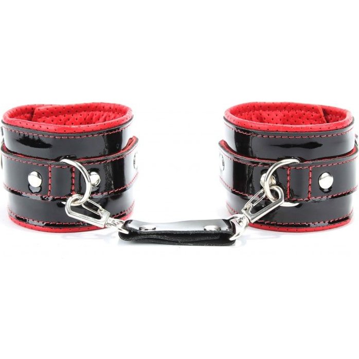 Чёрно-красные лаковые перфорированные наручники. Фотография 5.