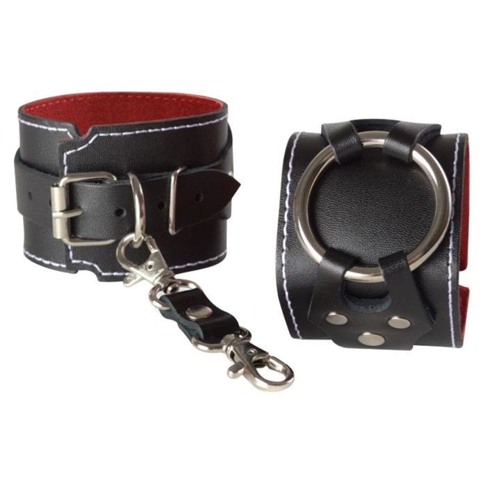 Чёрные кожаные наручники-напульсники с красной изнанкой - BDSM accessories. Фотография 3.