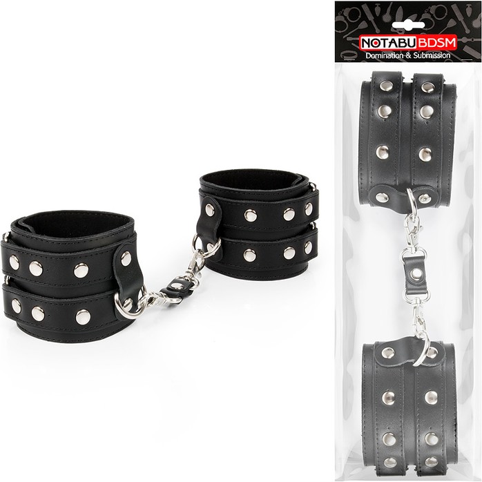 Черные широкие кожаные наручники с заклепками на карабине. Фотография 2.