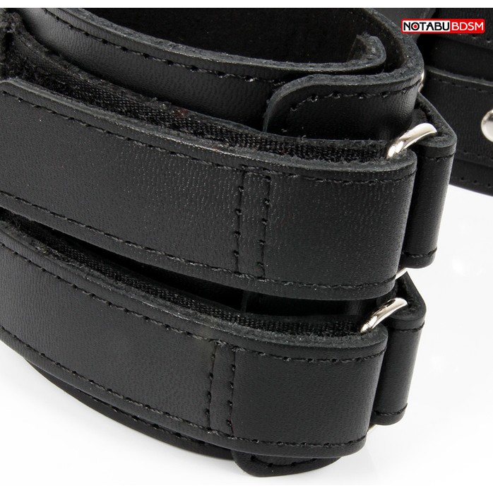 Черные широкие кожаные наручники с заклепками на карабине. Фотография 4.