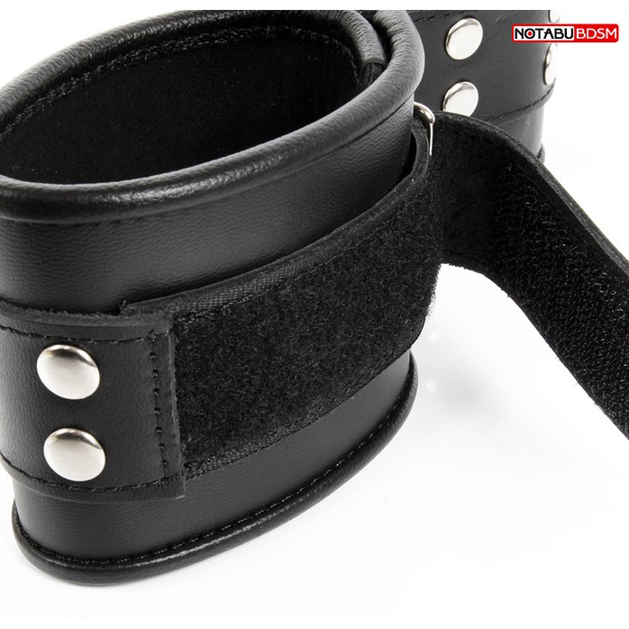 Черные кожаные наручники с заклепками с фиксацией липучками. Фотография 4.
